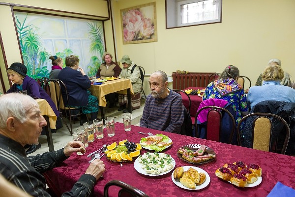 В Москве открылось кафе «Добродомик» с бесплатными обедами для пенсионеров